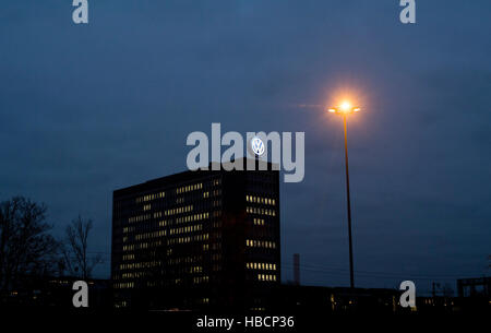 Wolfsburg, Germania. 06 Dic, 2016. Illumated uffici in un edificio appartenente al gruppo Volkswagen a Wolfsburg, Germania, 06 dicembre 2016. © dpa/Alamy Live News Foto Stock