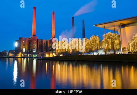 Wolfsburg, Germania. 06 Dic, 2016. Le ciminiere della Volkswagen complesso industriale illuminato di luce rossa a Wolfsburg, Germania, 06 dicembre 2016. © dpa/Alamy Live News Foto Stock