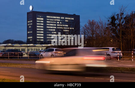 Wolfsburg, Germania. 06 Dic, 2016. Auto guidare passato illumated uffici in un edificio appartenente al gruppo Volkswagen a Wolfsburg, Germania, 06 dicembre 2016. © dpa/Alamy Live News Foto Stock