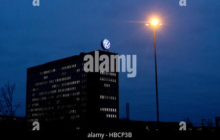 Wolfsburg, Germania. 06 Dic, 2016. Illumated uffici in un edificio appartenente al gruppo Volkswagen a Wolfsburg, Germania, 06 dicembre 2016. © dpa/Alamy Live News Foto Stock