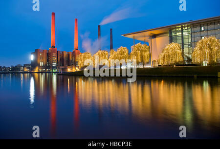 Wolfsburg, Germania. 06 Dic, 2016. Le ciminiere della Volkswagen complesso industriale illuminato di luce rossa a Wolfsburg, Germania, 06 dicembre 2016. © dpa/Alamy Live News Foto Stock