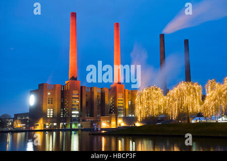 Wolfsburg, Germania. 06 Dic, 2016. Le ciminiere della Volkswagen complesso industriale illuminato di luce rossa a Wolfsburg, Germania, 06 dicembre 2016. © dpa/Alamy Live News Foto Stock