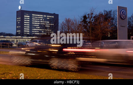 Wolfsburg, Germania. 06 Dic, 2016. Auto guidare passato illumated uffici in un edificio appartenente al gruppo Volkswagen a Wolfsburg, Germania, 06 dicembre 2016. © dpa/Alamy Live News Foto Stock