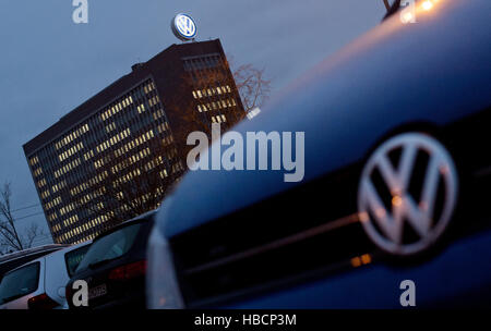 Wolfsburg, Germania. 06 Dic, 2016. Una VW auto di fronte illumated uffici in un edificio appartenente al gruppo Volkswagen a Wolfsburg, Germania, 06 dicembre 2016. © dpa/Alamy Live News Foto Stock