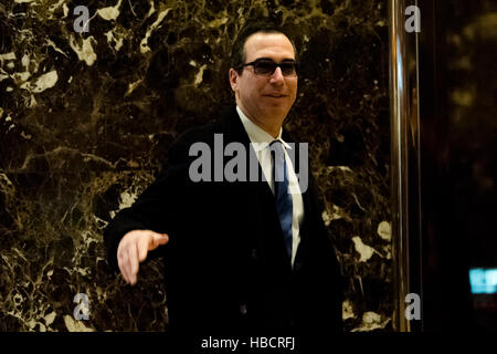 New York, Stati Uniti d'America. 06 Dic, 2016. Stati Uniti presidente-eletto Donald Trump's candidato per il segretario del Tesoro Steven Mnuchin è visto in attesa di un ascensore lobby Trump Tower a New York, NY, STATI UNITI D'AMERICA del 6 dicembre, 2016. Credito: Albin Lohr-Jones/Piscina via CNP - nessun filo SERVICE - foto: Albin Lohr-Jones/consolidato Notizie Foto/Albin Lohr-Jones - Piscina via CNP/dpa/Alamy Live News Foto Stock