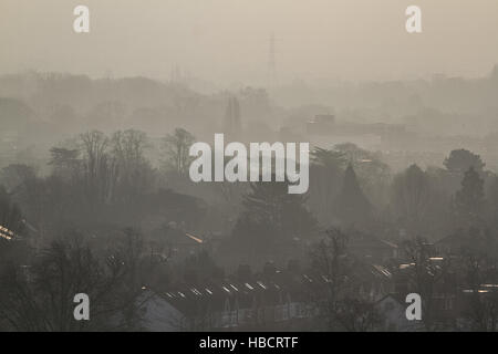 Il torneo di Wimbledon, Londra, Regno Unito. Il 7 dicembre 2016. Regno Unito Meteo. In autunno la nebbia copre Wimbledon paesaggio urbano Credito: amer ghazzal/Alamy Live News Foto Stock