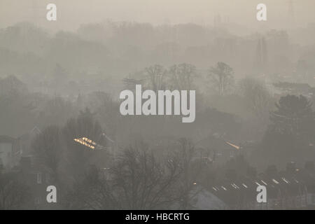 Il torneo di Wimbledon, Londra, Regno Unito. Il 7 dicembre 2016. Regno Unito Meteo. In autunno la nebbia copre Wimbledon paesaggio urbano Credito: amer ghazzal/Alamy Live News Foto Stock