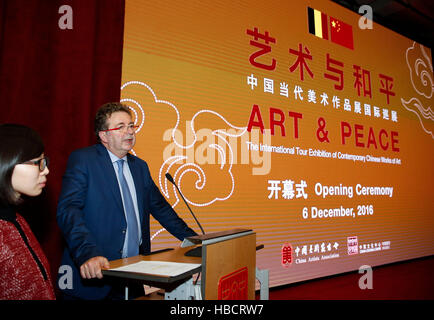 Bruxelles, Belgio. 6 dicembre, 2016. Rudi Vervoort, ministro-presidente della capitale Bruxelles-regione, risolve la cerimonia di apertura dell'arte & la Pace International Tour mostra di cinese contemporanea opere d'Arte presso la Cina centro culturale a Bruxelles, Belgio, 6 dicembre 2016. © Ye Pingfan/Xinhua/Alamy Live News Foto Stock