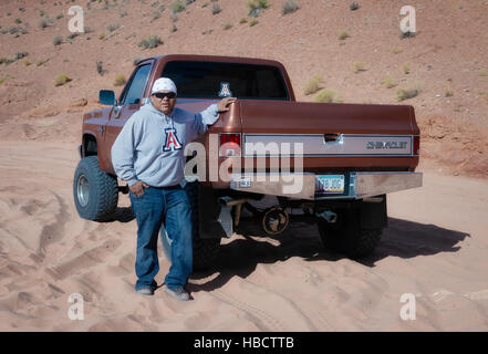 Indiano Navajo guida nel deserto vicino page Arizona Foto Stock