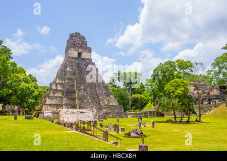 Il sito archeologico del pre-colombiana civiltà Maya nel Parco Nazionale di Tikal, Guatemala. Il parco è Patrimonio mondiale dell'UNESCO sin dal 1979 Foto Stock