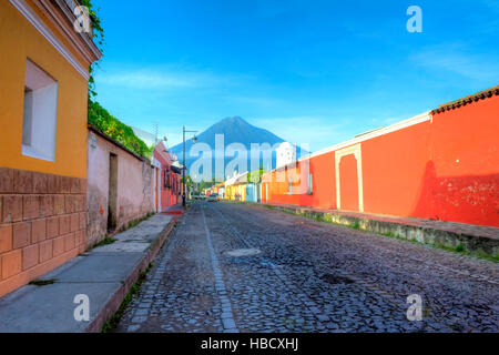 Street View di Antigua Guatemala. La storica città di Antigua è Patrimonio mondiale dell'UNESCO dal 1979. Foto Stock