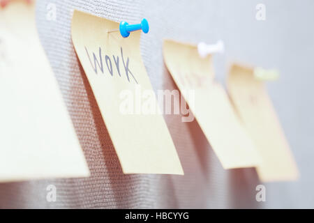 Lavoro scritto su un foglietto adesivo Foto Stock