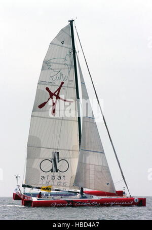 AJAXNETPHOTO. 29 maggio, 2005. PLYMOUTH in Inghilterra. - Mulino di FARADAY OSTAR 2005 RACE - YACHT FRANCESE ACANTHE INGENIERE skipper di ANNE CASENEUVE CAPI ALL'INIZIO DELLA GARA OFF PLYMOUTH oggi. Foto:TONY CARNEY/Acme/AJAX REF: OSTAR12 Foto Stock