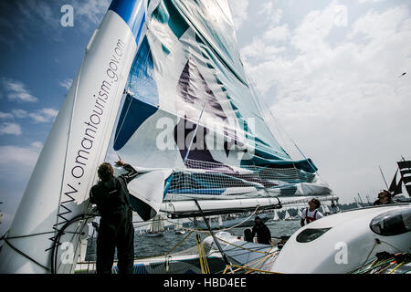 Oman Vela trimarano di prendere parte alla Kieler Woche. Foto Stock