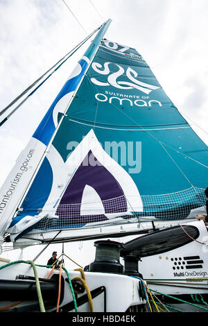 Oman Vela trimarano di prendere parte alla Kieler Woche. Foto Stock