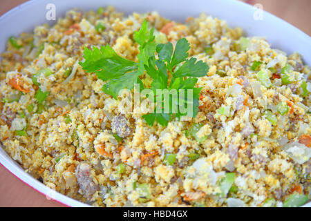 Ringraziamento tradizionale piatto di lato di cornbread sbriciolato, sedano, cipolla e salsiccia Foto Stock