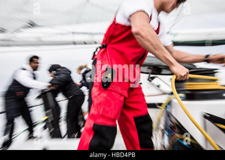 Oman Vela trimarano di prendere parte alla Kieler Woche. Foto Stock