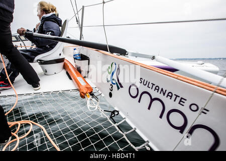 Oman Vela trimarano di prendere parte alla Kieler Woche. Foto Stock