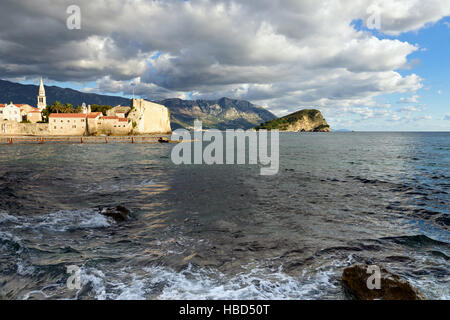 Budva old town castello, la luce del tramonto, Montenegro, Europa Foto Stock