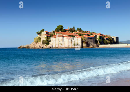 Sveti Stefan isola città vecchia castello, vista dalla spiaggia. Montenegro Europa Foto Stock