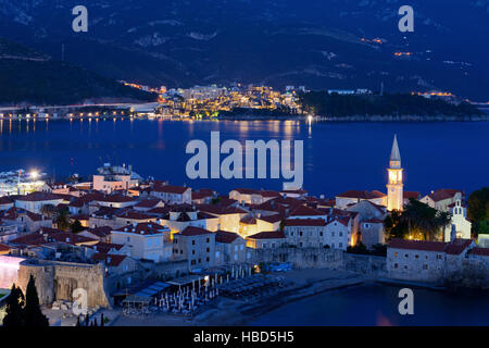 La città di Budva e baia di notte, Montenegro, l'Europa. Street e la luce della luna Foto Stock