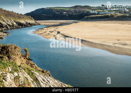 Il fiume Gannel corre attraverso il premiato Crantock Beach in Newquay, Cornwall. Foto Stock