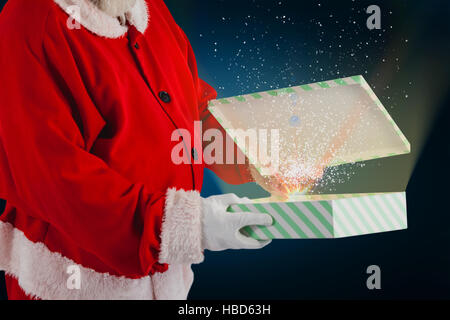 Immagine composita di santa claus apertura confezione regalo Foto Stock