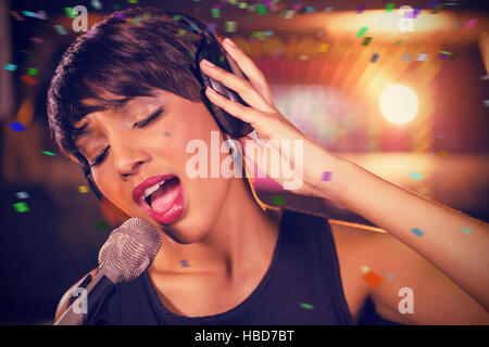 Immagine composita della donna cantare in bar Foto Stock