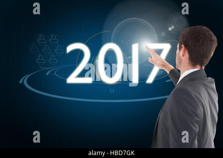 Immagine composita di imprenditore focalizzato in piedi e puntamento Foto Stock