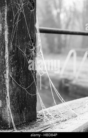 Un effetto smerigliato spider web su una serratura porta sul Trent & Mersey Canal, middlewich, Cheshire Foto Stock