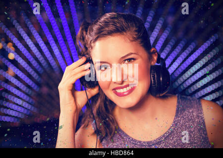 Immagine composita della bella femmina dj riproduzione di musica Foto Stock