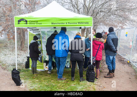 I membri del pubblico che frequentano i canali e fiumi Trust Open Day a bloccare 72 sui Trent & Mersey Canal, middlewich, Cheshire Foto Stock