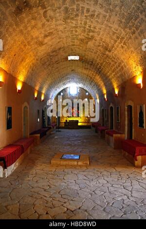 Panche in cantina del monastero di Arkadi, Arkadi, Creta, Grecia, l'Europa. Foto Stock