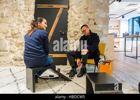 Parigi, Francia, Chinese Man Shopping, Inside Luxury Men's Shoes Store, Westin Brand, seduta con donna di vendita, negozio di fantasia, shopping shoes Foto Stock