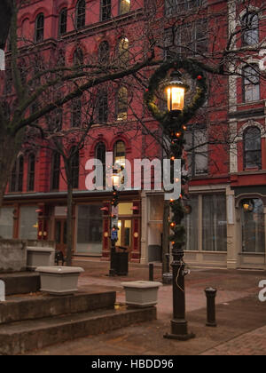 Syracuse, New York, Stati Uniti d'America. Dicembre 3, 2016. Lampioni decorato per il Natale in Hanover Square, il centro di Siracusa, New York Foto Stock