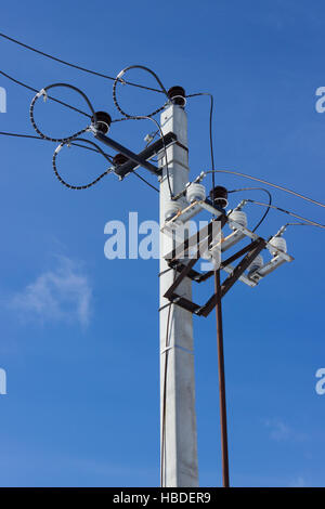 Apparecchiature elettriche su una colonna di cemento Foto Stock