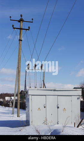 Sottostazione elettrica in inverno Foto Stock