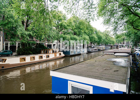 Barche casa nel centro storico della città di Amsterdam è uno dei più romantici e belle città d'Europa. Foto Stock