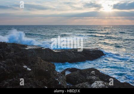 Sera seascape vista dalla costa rocciosa. Foto Stock