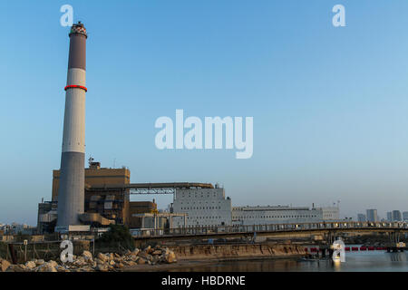 La lettura di Power Station è una naturale alimentati a gas con stazione di alimentazione alimentazione elettrica al Tel Aviv quartiere centrale di Israele. Foto Stock