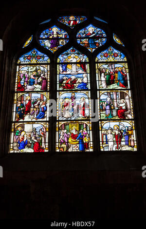 Scene bibliche su vetrate nella Eglise Saint Aignan de la Chiesa di Chartres, Chartres. Foto Stock