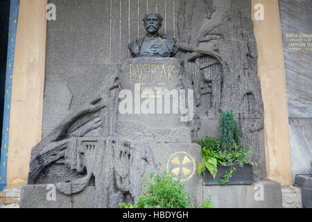 Tomba di Antonín Dvořák (1841-1904) nel cimitero di Vysehrad, Praga, Repubblica Ceca Foto Stock