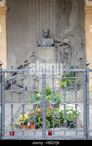 Tomba di Antonín Dvořák (1841-1904) nel cimitero di Vysehrad, Praga, Repubblica Ceca Foto Stock