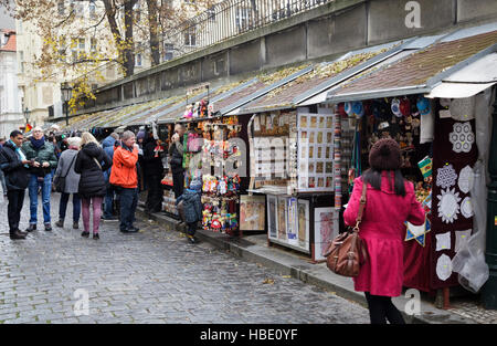 Bancarelle turistica nel quartiere ebraico, Praga, Repubblica Ceca Foto Stock