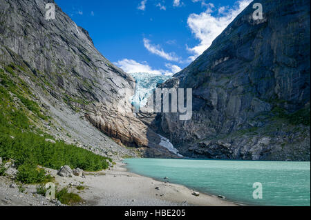 Il ghiacciaio Briksdalsbreen e paesaggio del lago Foto Stock