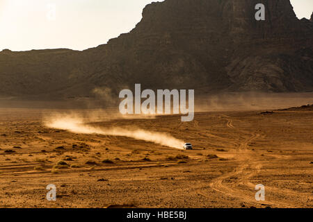 Jeep nel deserto Wadi Rum Foto Stock