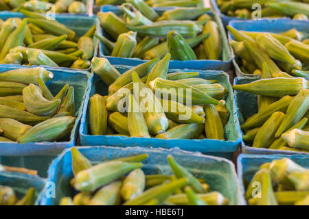 L'okra fresco a produrre stand Foto Stock