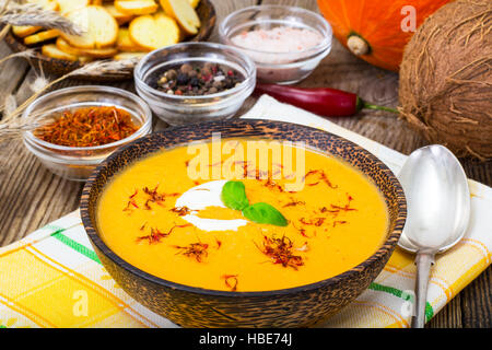 Piccante zuppa di zucca con latte di cocco Foto Stock