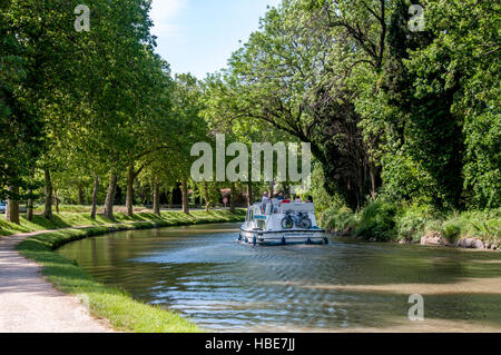 Navigazione sul Canal du Midi elencati come patrimonio mondiale dall' UNESCO, tra Carcassonne e Tolosa, Occitanie, Francia, Europa Foto Stock