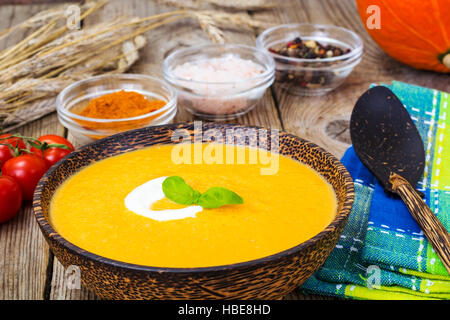 Zuppa di zucca con crostoni di pane croccante Foto Stock